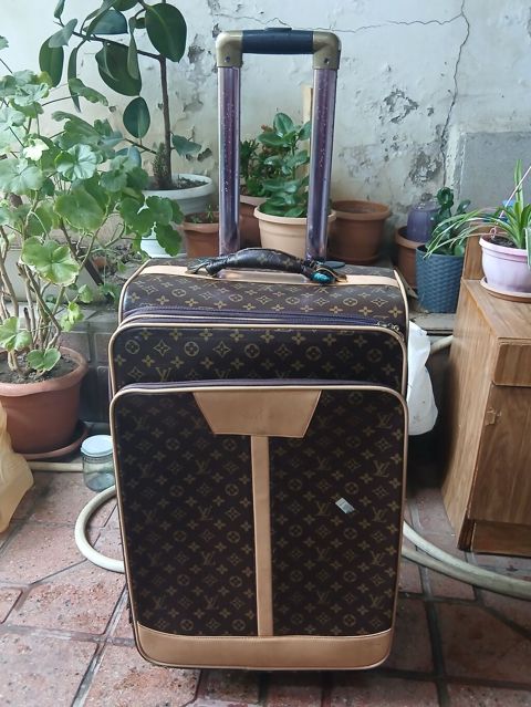 LOUIS VUITTON brendi olan təkərlı, teleskopik tutacaqlı böyük tutumlu