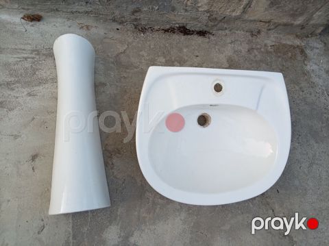 Açıq ağ rəngdə, keramika materialdan pilleli (pedestal) lavabo