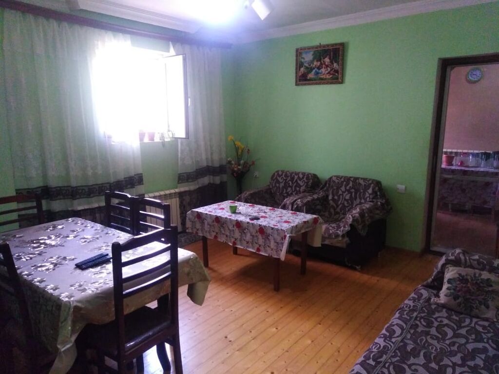 Kirayə üçün tam təchiz olunmuş ev - Geniş və işıqlı zal: pəncərə — Daşınmaz əmlak, Bakı (4)
