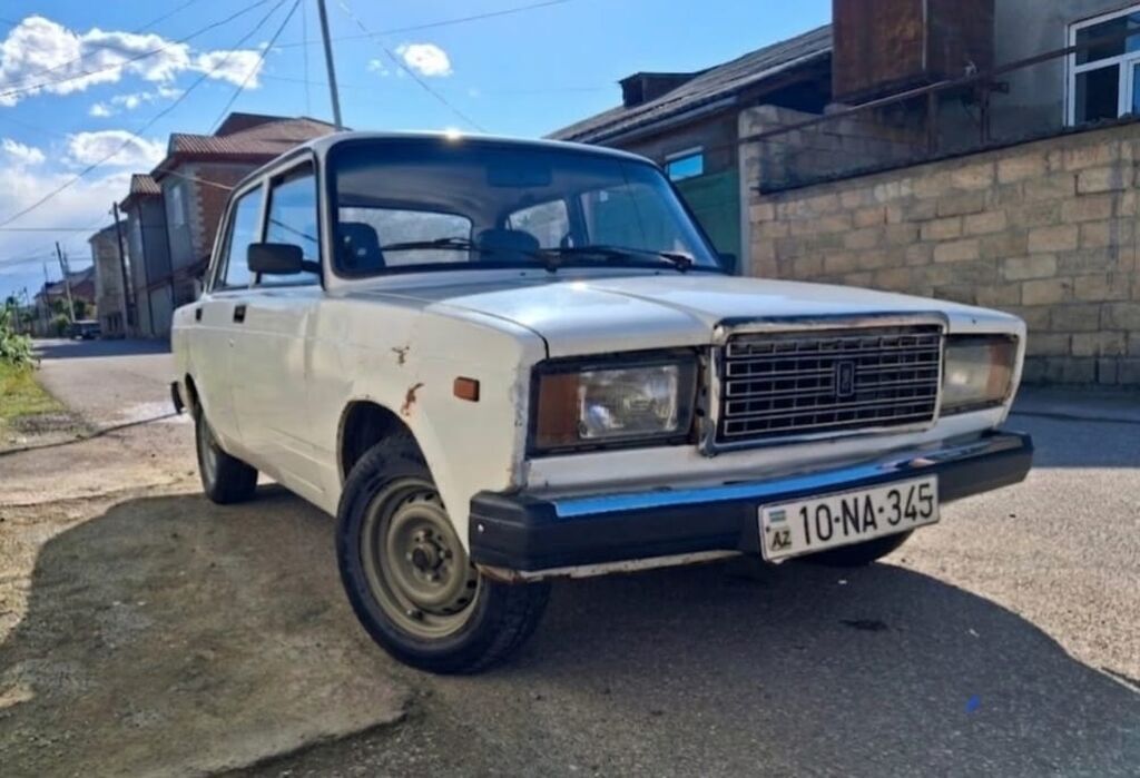 VAZ 2107, ağ rəng, 4 qapılı sedan. Əsas xüsusiyyətlər: - — Avto, Quba (2)