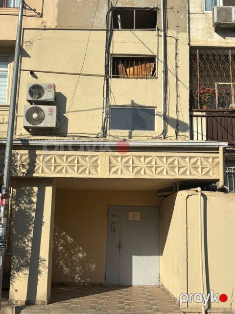 Satılır 3 otaqlı köhnə tikili 100 m²