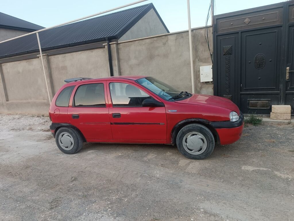 Qırmızı rəngli şəhər avtomobili – 5 qapılı hatchback. otur sur — Avto, Qobu