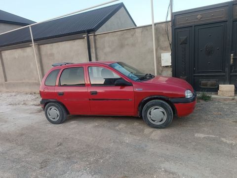 Qırmızı rəngli şəhər avtomobili – 5 qapılı hatchback. otur sur