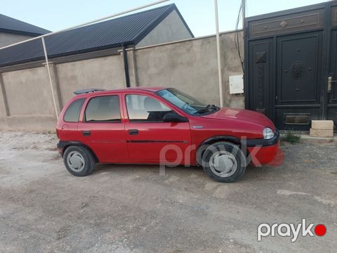 Qırmızı rəngli şəhər avtomobili – 5 qapılı hatchback. otur sur