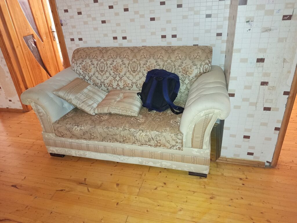 İki nəfərlik yumşaq divan - Klasik naxışlı parça üzlük, krem və bej — Mebel, Digah
