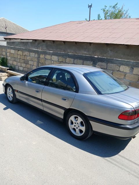 Opel Omega: 2 l | 1996 il 423000 km Sedan