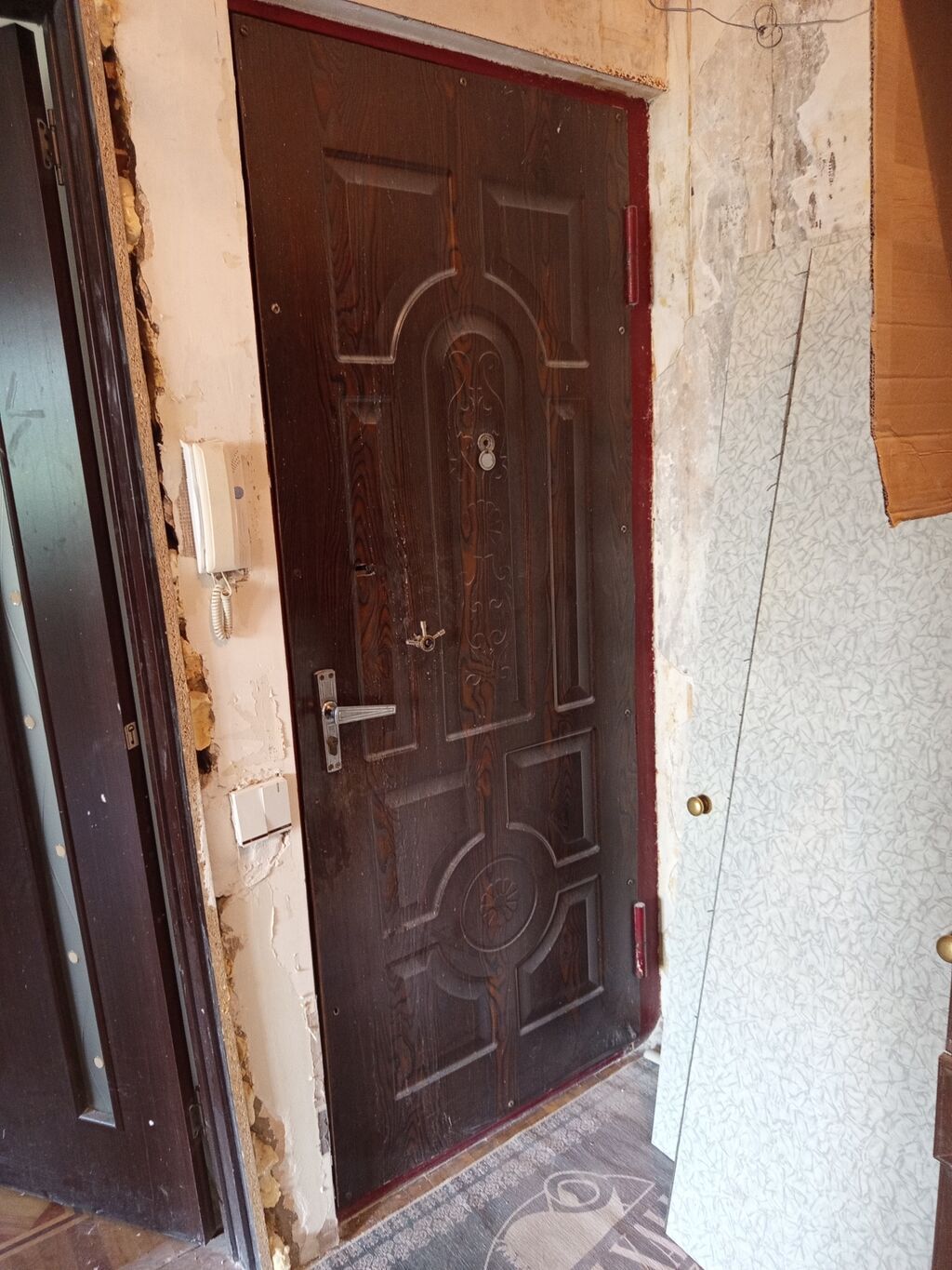Metall giriş qapısı – qırmızı rəngli, klassik hamar səthli. Daxili — Mallar, Bakı (4)