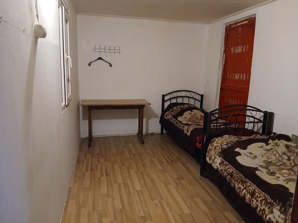 - 2 ayrı yataq otağı: hər otaqda tək nəfərlik dəmir çarpayılar
