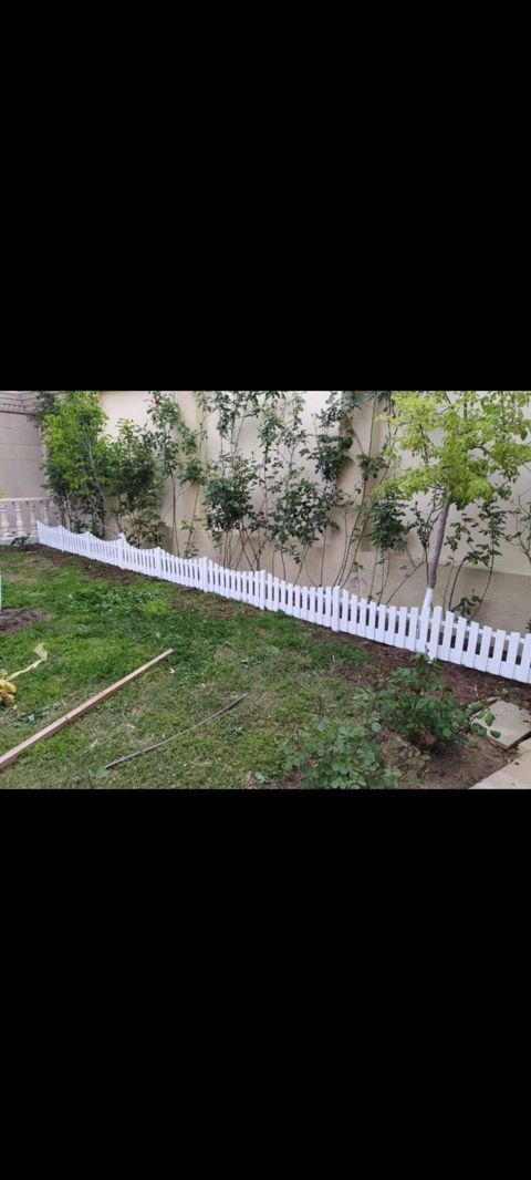 Ağ rəngli dekorativ bağ hasarı — plastik piket, modullu quruluş