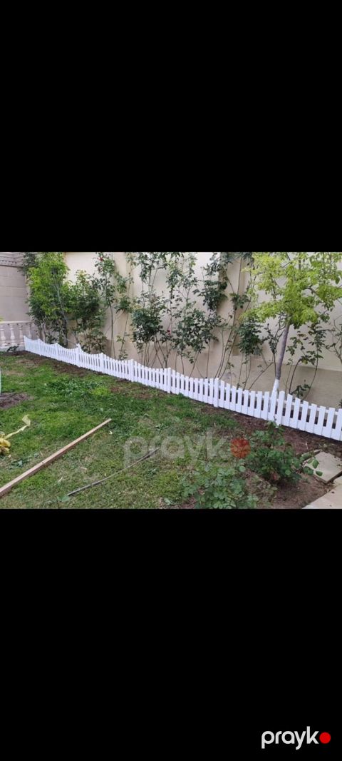 Ağ rəngli dekorativ bağ hasarı — plastik piket, modullu quruluş — Digah