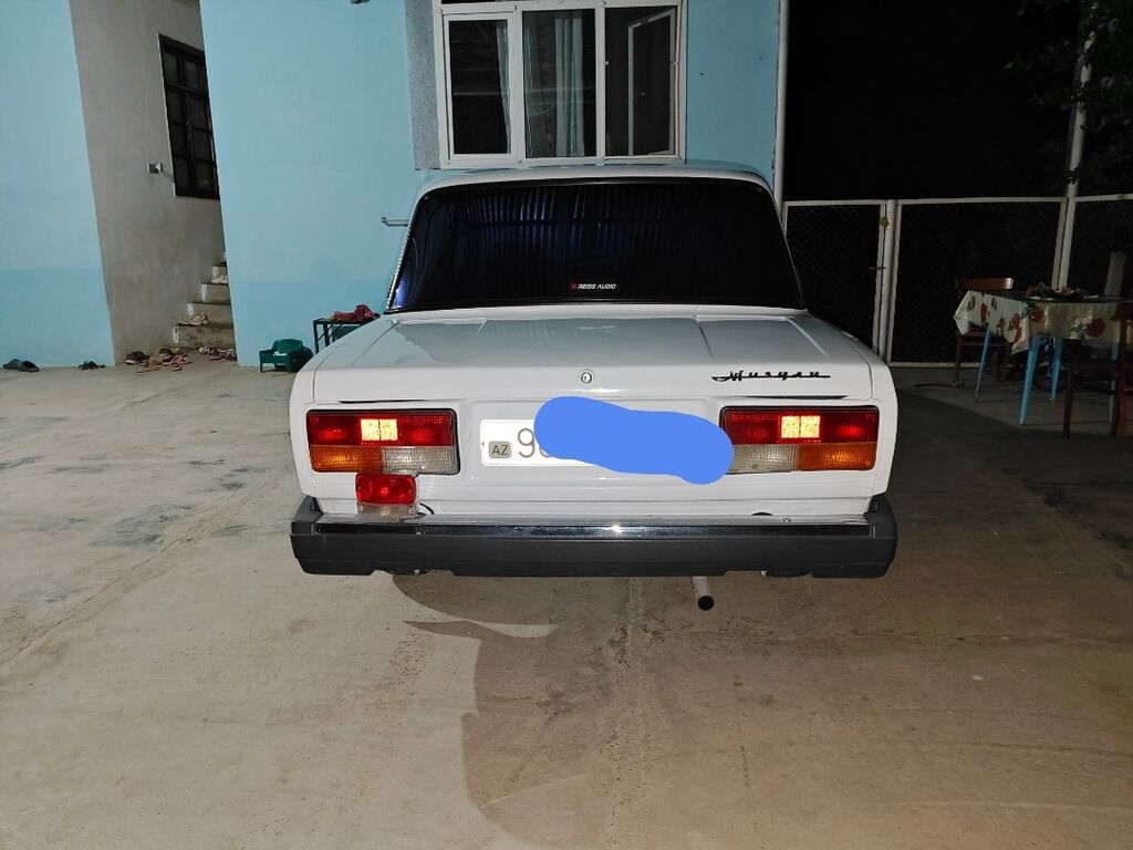 Ağ rəngli VAZ 2107 sedan. Klassik kuzov quruluşuna malikdir, 4