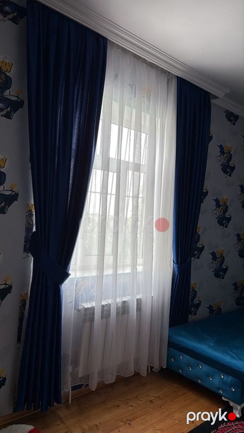 Mavi qalın pərdə və ağ tuldan ibarət ikiqat pərdə dəsti. - Rəng: tünd — Digah