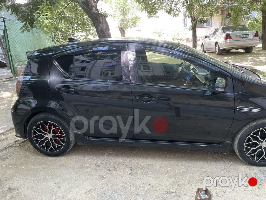 Toyota Aqua hibrid hetçbek - Korpus: 5 qapılı, qara rəng - Mühərrik — Avto, Bakı (4)