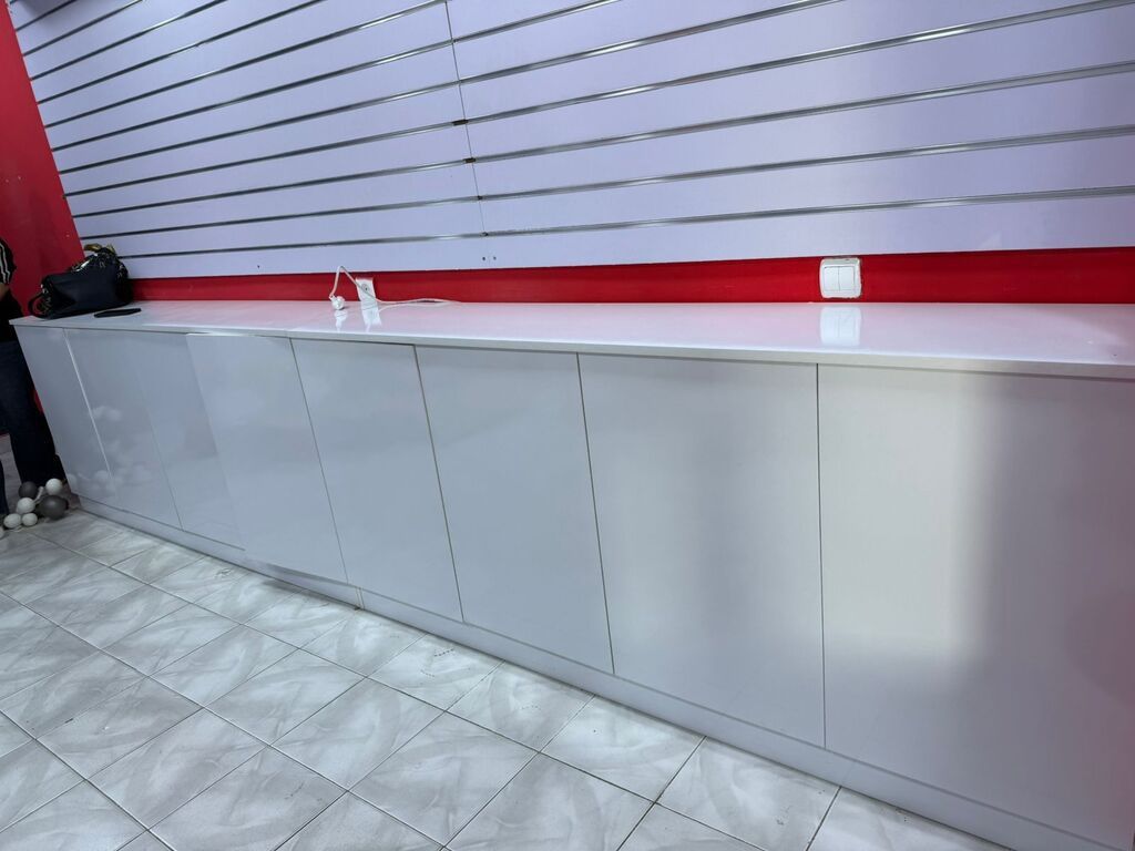 Ağ rəngdə mağaza/ofis mebel dəsti Tərkib: - Vitrin-komod: yuxarı — Ofis mebeli, Bakı (7)