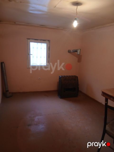 Mehdiabadda kommunal daxil 300 manata 2 otaqli ev kiraye verilir. Evdə