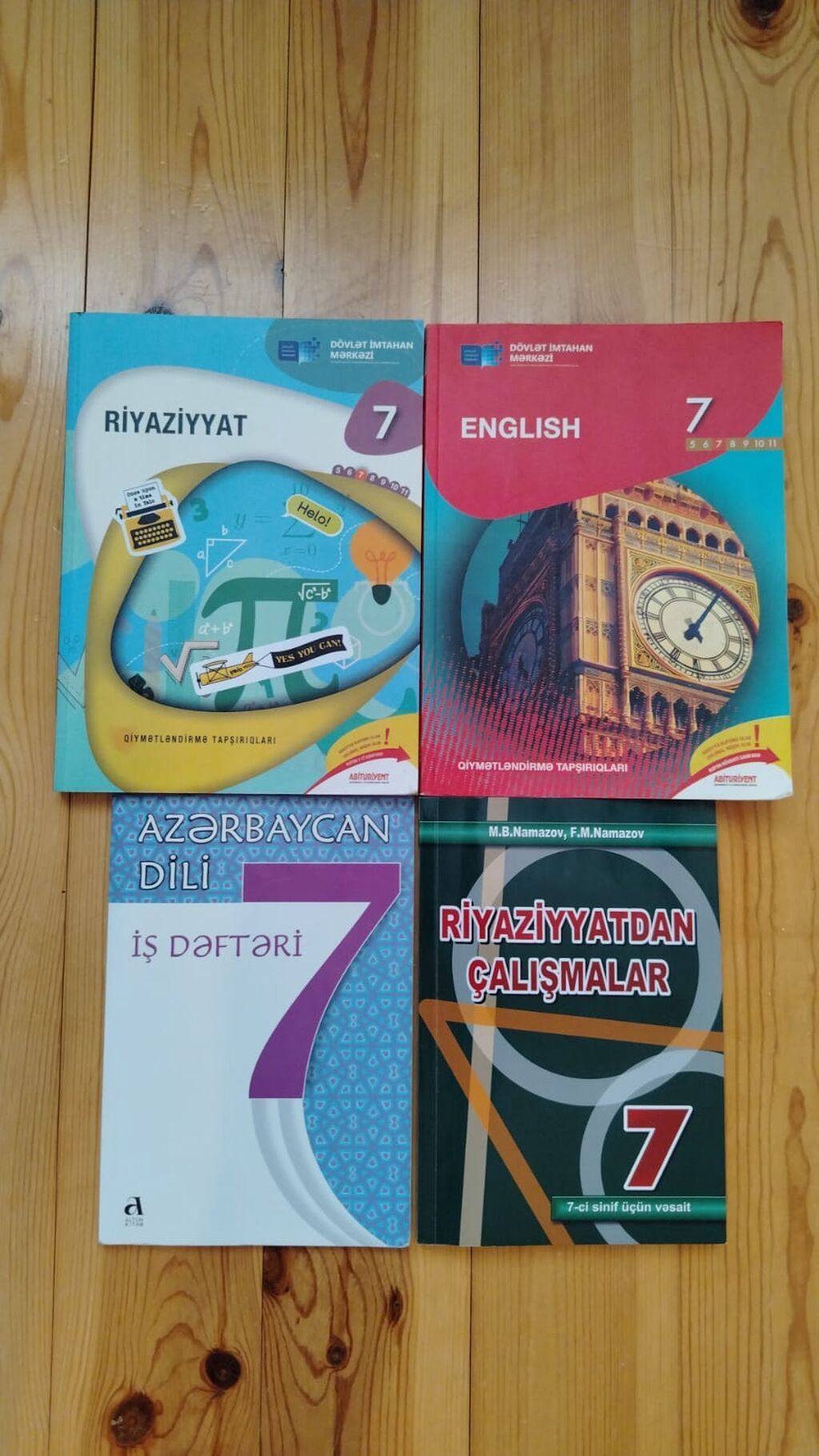 7-ci sinif üçün dərs vəsaitləri dəsti təqdim olunur. Şəkildə 4 kitab