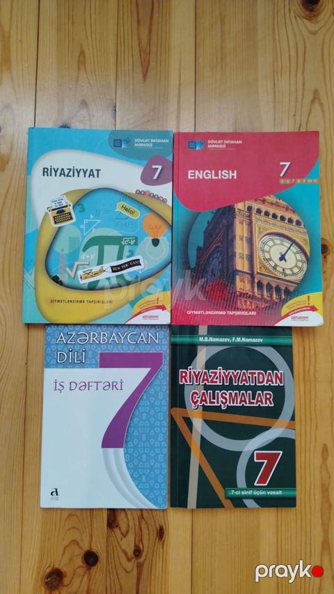 7-ci sinif üçün dərs vəsaitləri dəsti təqdim olunur. Şəkildə 4 kitab