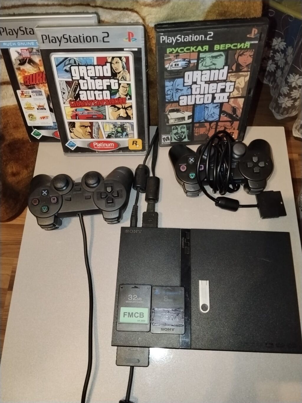 Ps 2 satilir 2 pult 1 i teze kimi az islenmis obiri 3 duymesi islemir