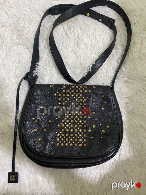 Qara dəri çiyin çantası – bəzəkli