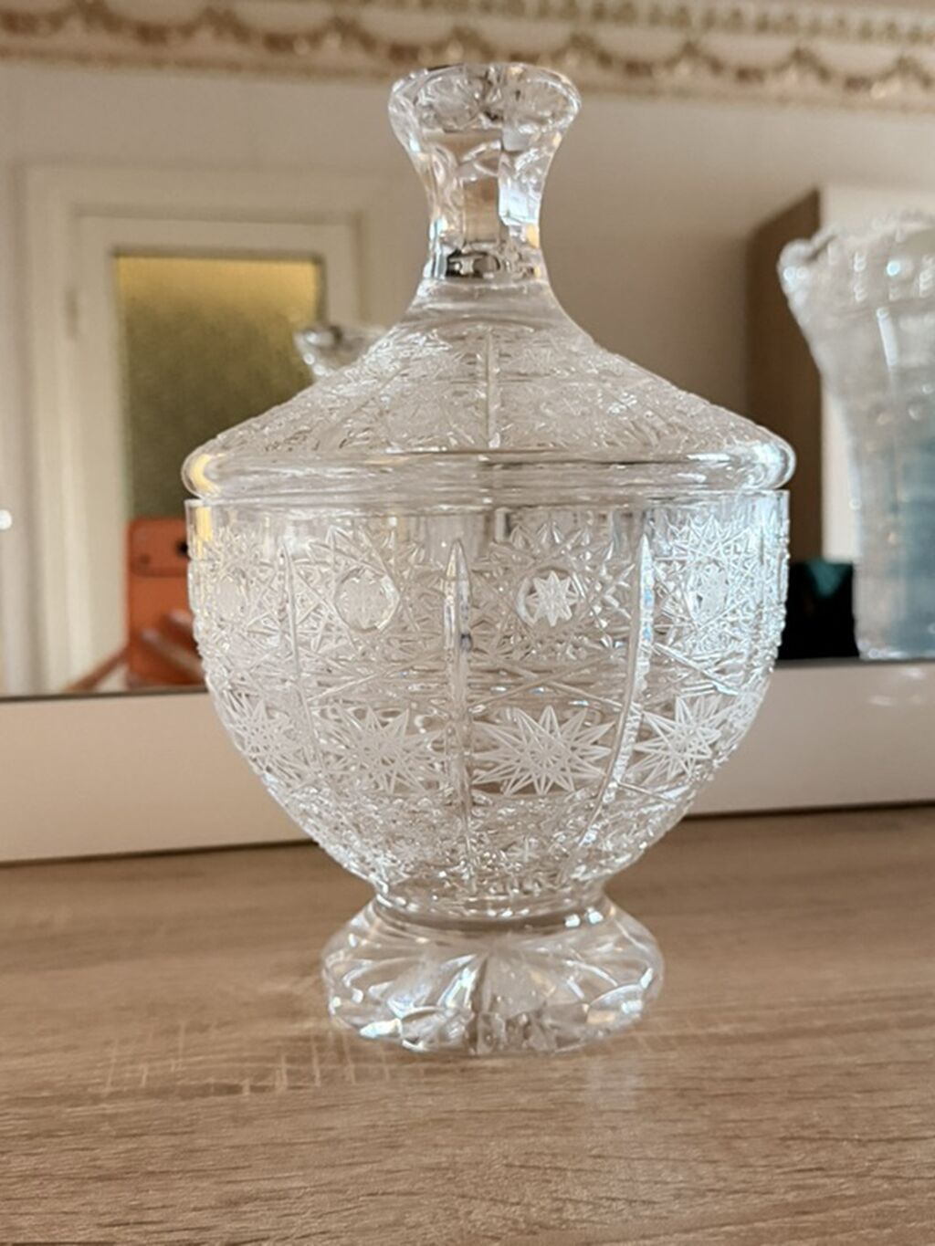 Kəsilmiş şüşədən dekorativ qab və qapaq dəsti. - Material: ağır
