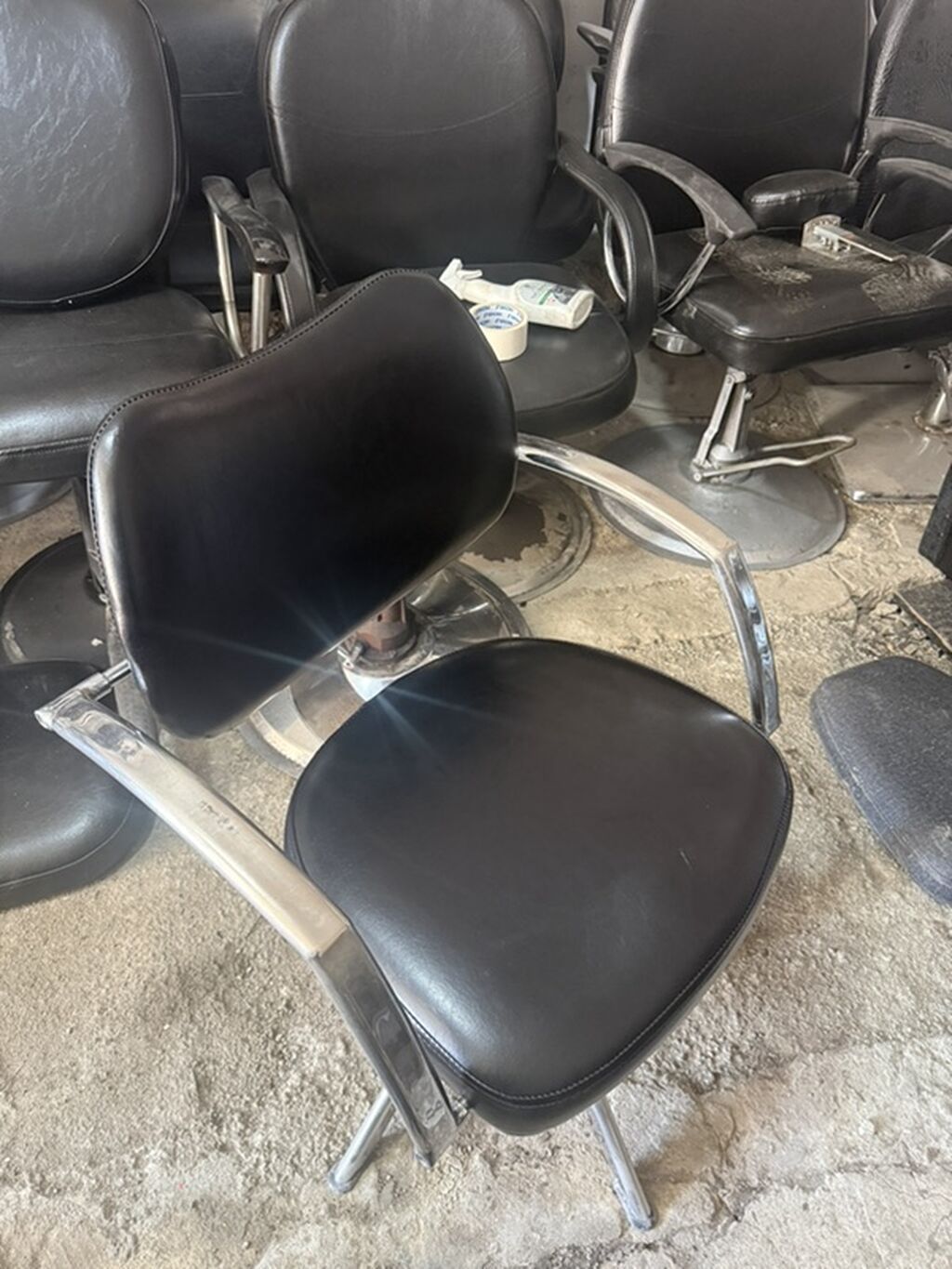 Peşəkar salon kreslosu – qara rəng, metal konstruksiya - Təyinat — Mebel, Digah