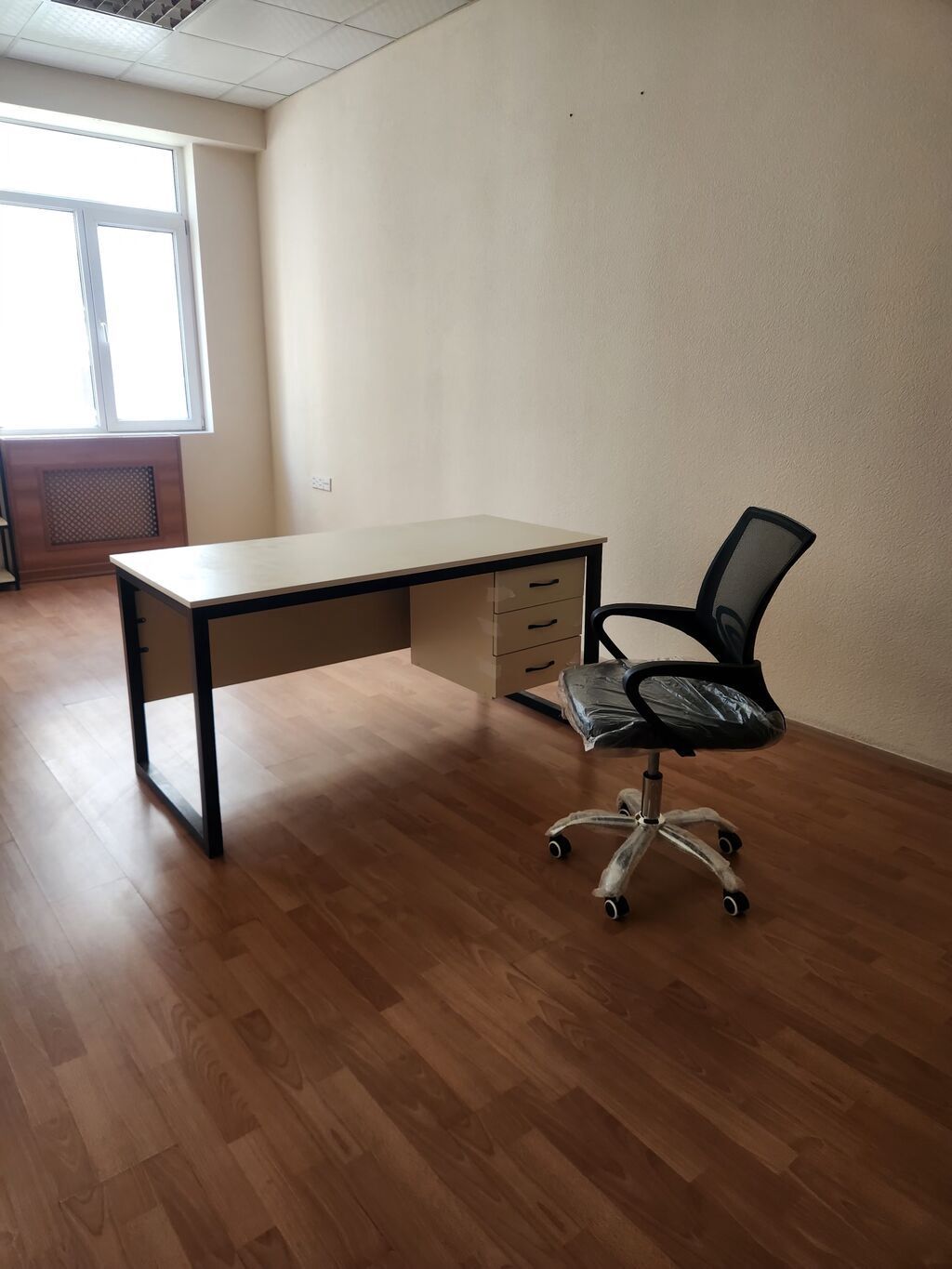 Ofis masasə və ofis kreslosu dəsti - Masa: Düz formalı iş masası — Ofis mebeli, Bakı