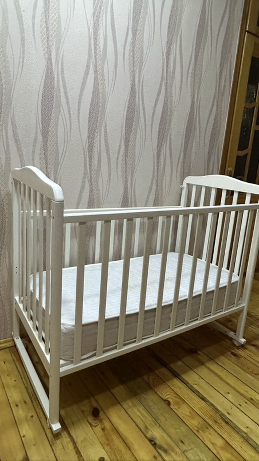 Ağ rəngdə taxta uşaq beşiyi - Klassik dizaynlı, qoruyucu şəbəkəli yan — Mebel, Bakı (3)