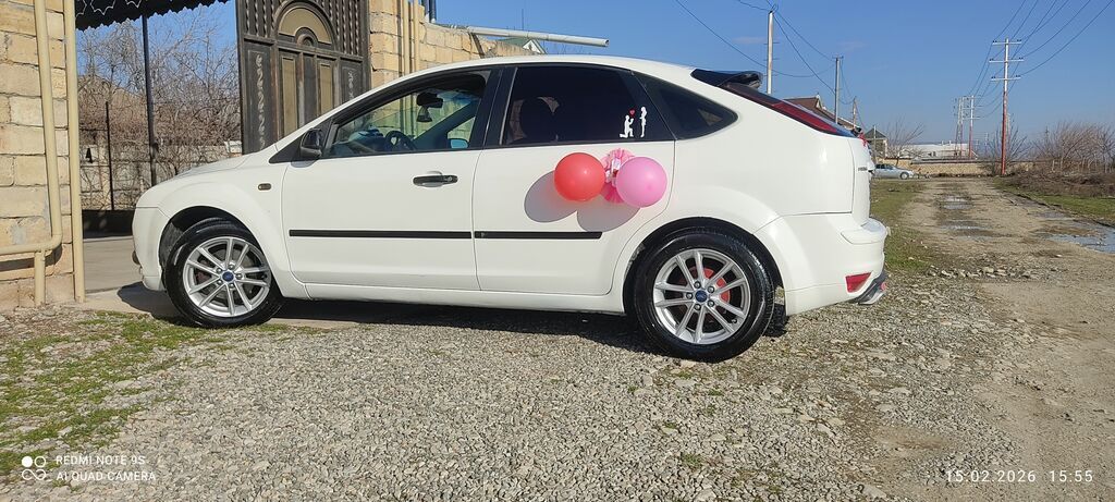 Ford Focus, ağ rəng, 5 qapılı hetçbek. Xarici: - Aqressiv ön bamper