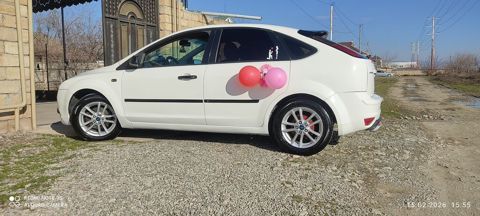 Ford Focus, ağ rəng, 5 qapılı hetçbek. Xarici: - Aqressiv ön bamper