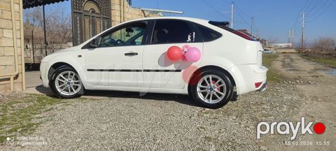 Ford Focus, ağ rəng, 5 qapılı hetçbek. Xarici: - Aqressiv ön bamper