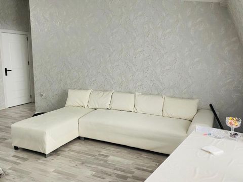 Kunc divan. 260man. Ela veziyyetdedi.Madeyranindi.Ustunde bir lekesi