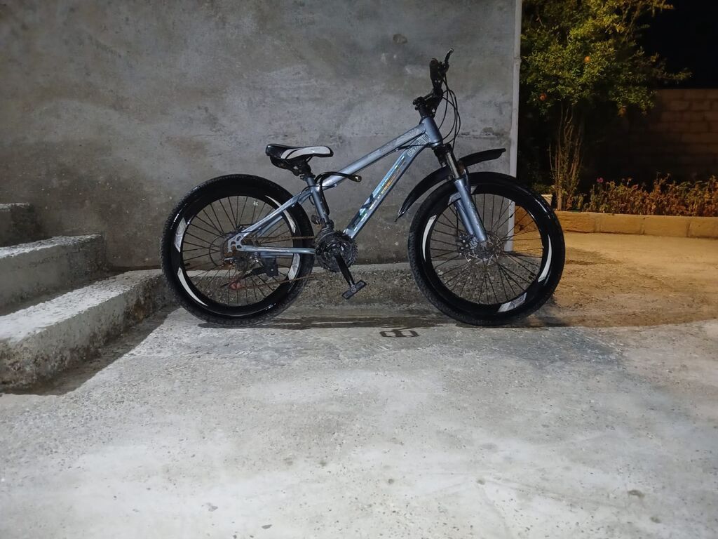 Dağ və şəhər sürüşləri üçün uyğun velosiped. Gümüşü rəngli çərçivəyə