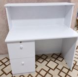 Ağ rəngli iş/oxu masası - Minimalist dizaynlı, hamar səthli geniş iş — Furniture