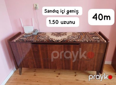 Ağac materialdan hazırlanmış geniş daxili həcmə malik sandıq. Üst