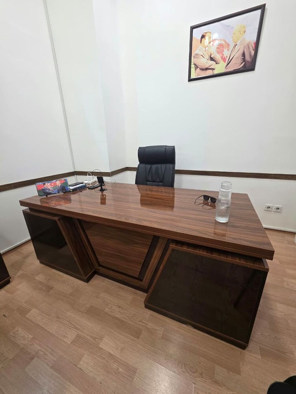 Ofis mebel dəsti Tərkib: - L formalı rəhbər masası: geniş iş səthi — Ofis mebeli, Bakı (5)