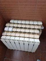 Radiator 41 seksiya 4azn bir seksiya Qaracuxur 1414 leliAlüminium — Təmir və tikinti