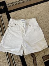 ZARA ağ denim şort - Rəng: ağ - Material: qalın denim/pambıq qarışığı — Şortlar
