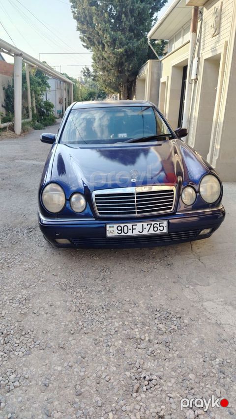 Mercedes‑Benz E‑Class (W210), sedan, tünd göy rəng. Xüsusiyyətlər: - — Bakı