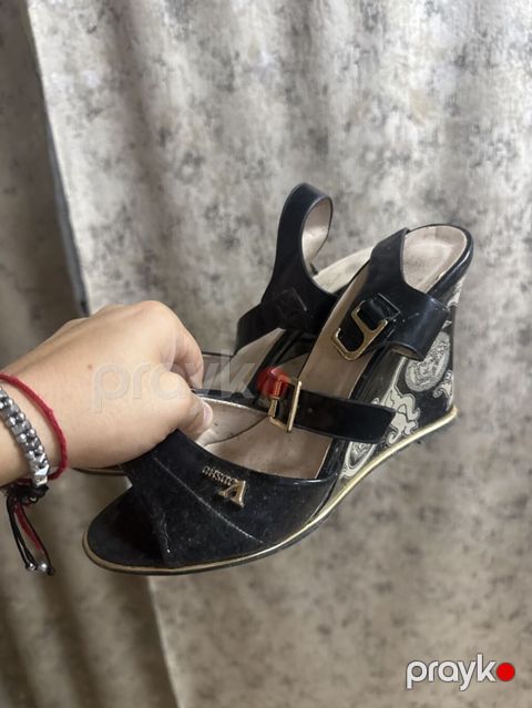 Qadın ayaqqabıları dəsti - Model 1: Qara platformalı sandal - Açıq