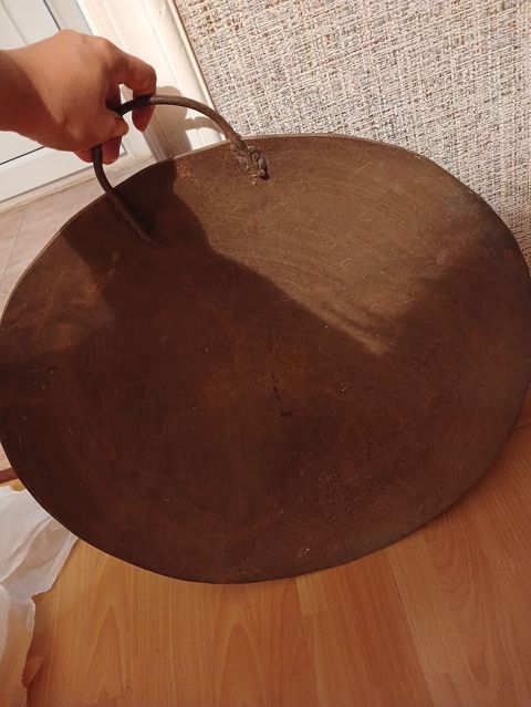 Dəmir sac – iri ölçülü, dairəvi forma. Üst tərəfində möhkəm metal qolu — Rüso Tovuzlu
