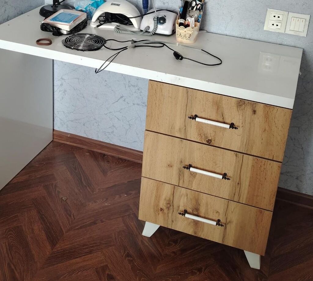 Dırnaq masası satılır tossoranlıdı 85 azn.Ünvan Xırdalan.Üzerindekiled — Mebel, Bakı