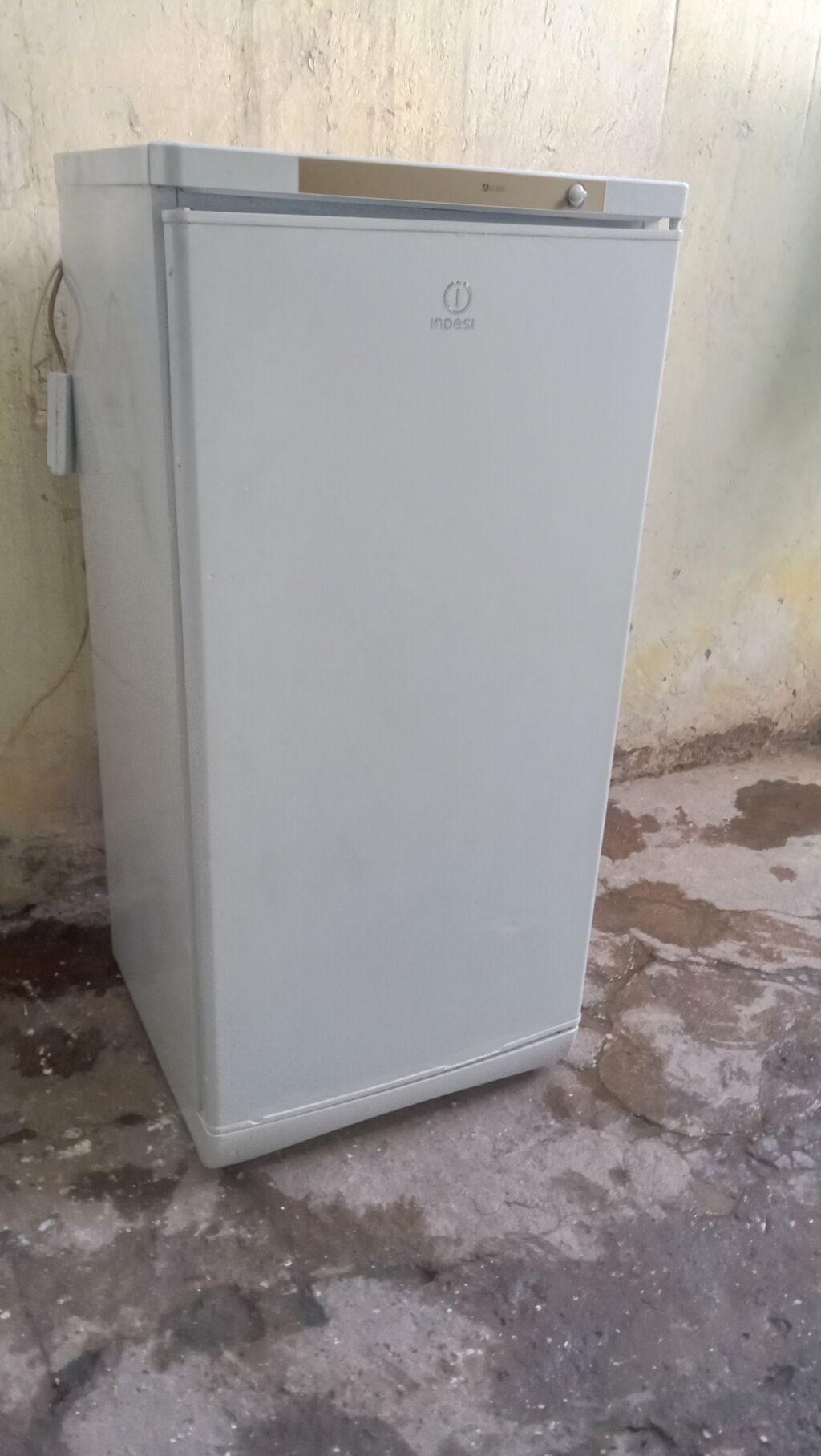 Indesit soyuducu az işlənib təzə kimidir əla soyudur işləyir. 60/130