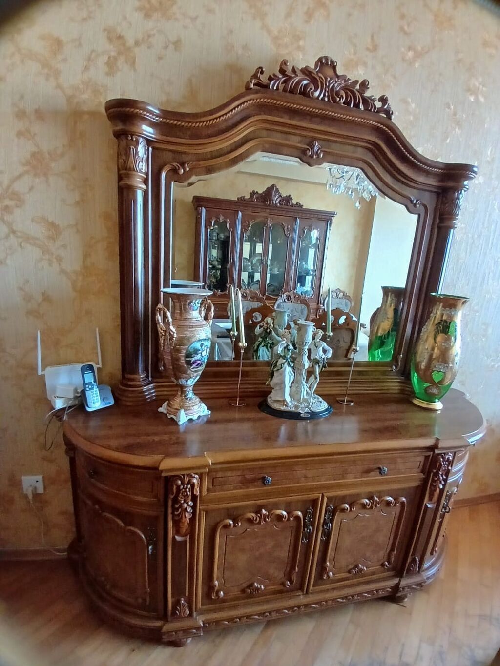 Klassik üslubda massiv taxtadan hazırlanmış güzgülü konsol/büfe. -