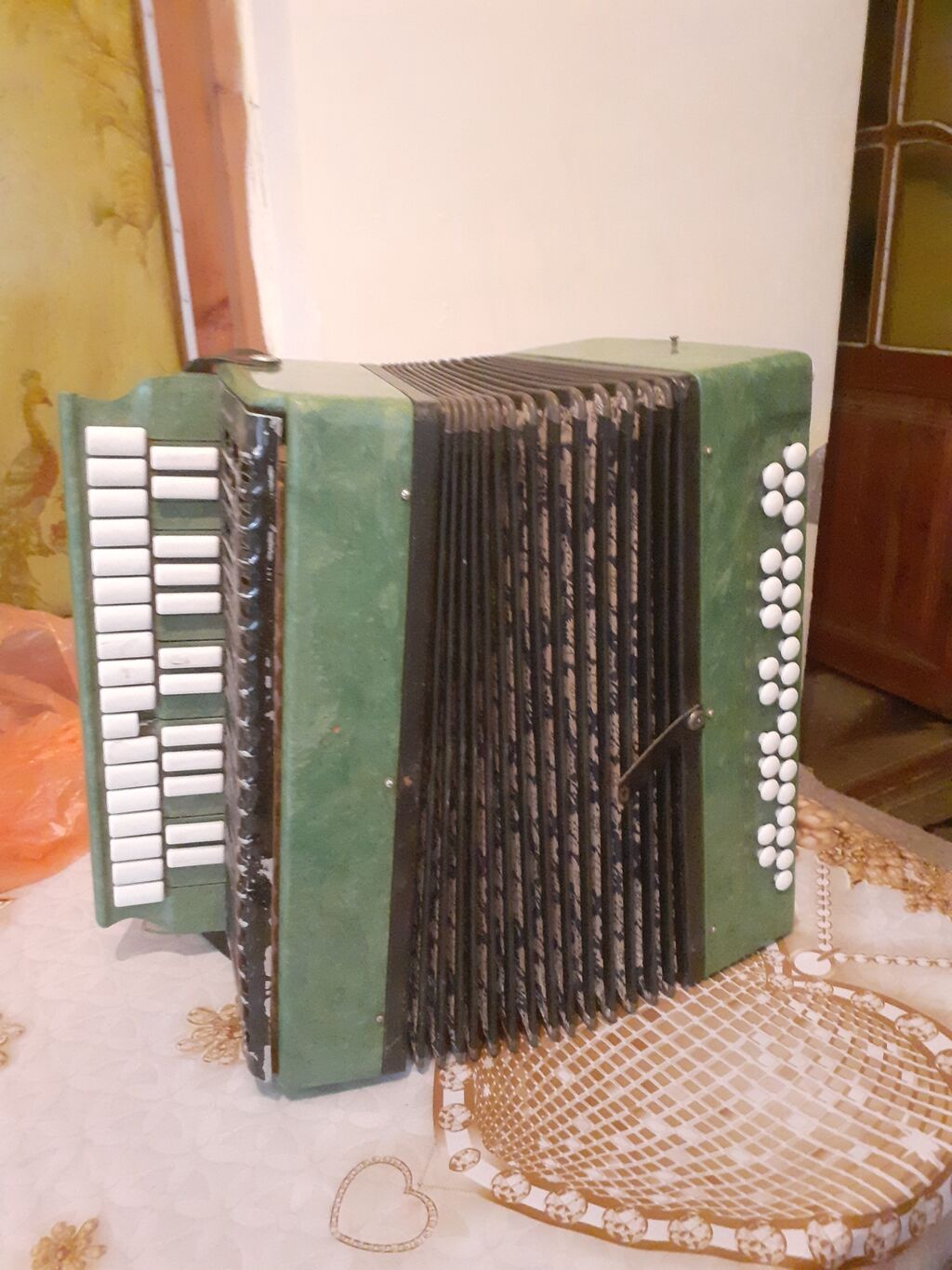 Akkordeon – yaşıl korpuslu, diaqonal körüklü klassik model — Mallar, Bakı (3)