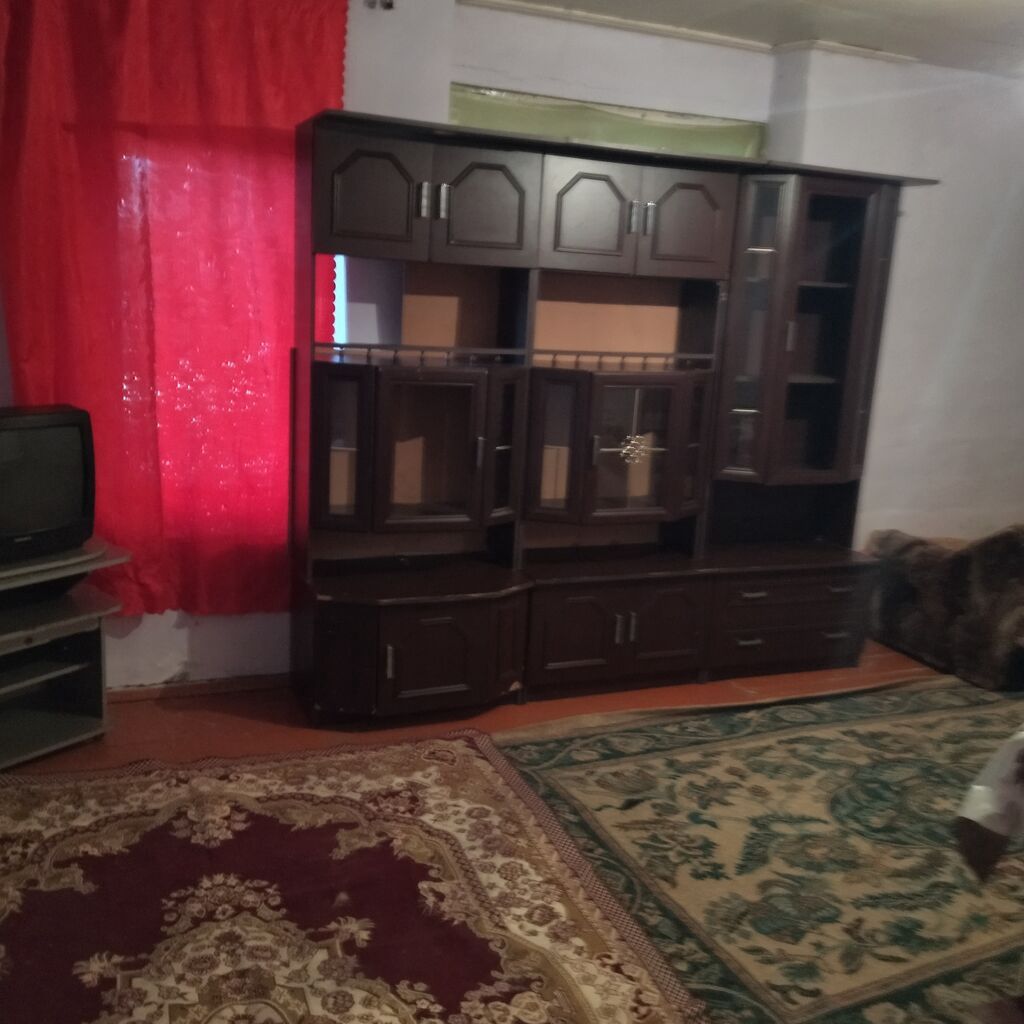 Kirayə üçün sadə, mebellə təchiz edilmiş 2 otaqlı ev. - Geniş qonaq — Daşınmaz əmlak, Bakı (4)
