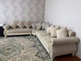 Qonaq otağı üçün L formalı yumşaq künc divanı. Açıq bej rəngdədir və — Mebel