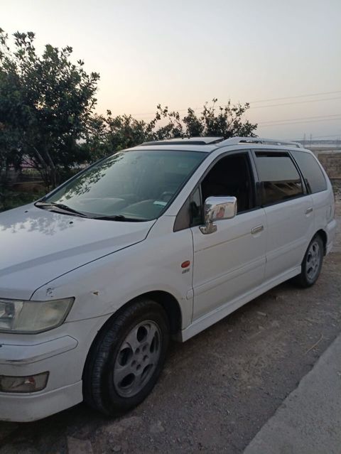 Mitsubishi Chariot Grandis, ağ rəng, 7 yerlik geniş salonlu miniven