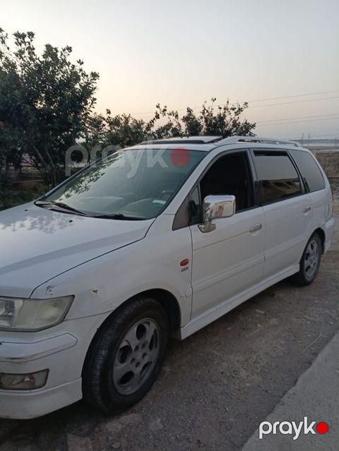 Mitsubishi Chariot Grandis, ağ rəng, 7 yerlik geniş salonlu miniven