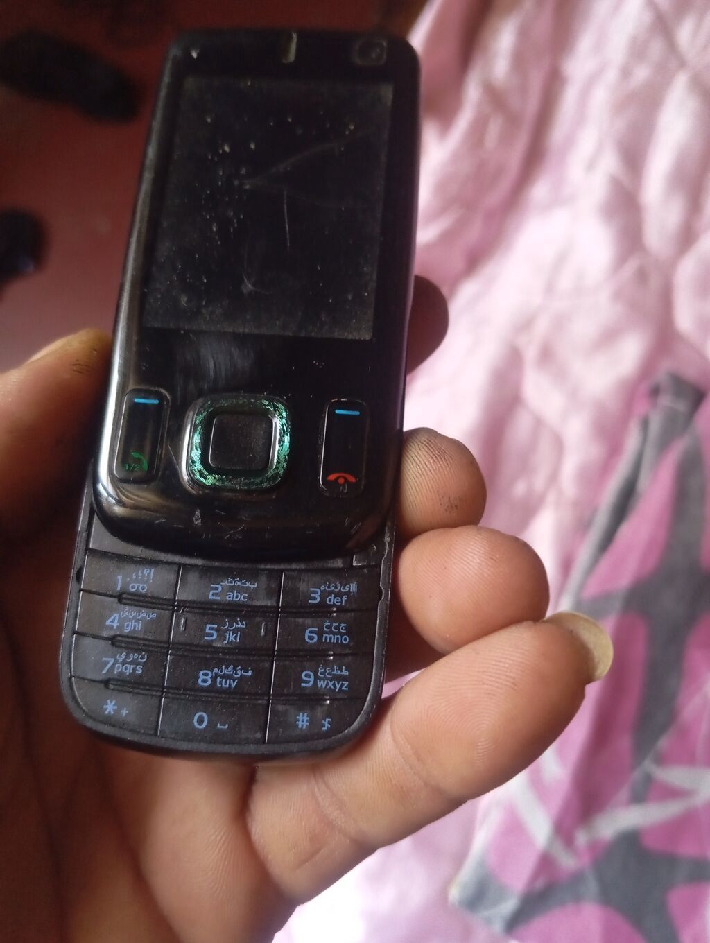 Köhnə tip sürgülü düyməli mobil telefon Xüsusiyyətlər: - Sürgülü