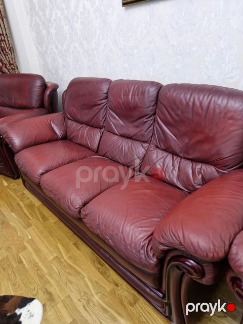 Qırmızı dəri salon dəsti - Tərkib: 3 nəfərlik geniş divan + 1